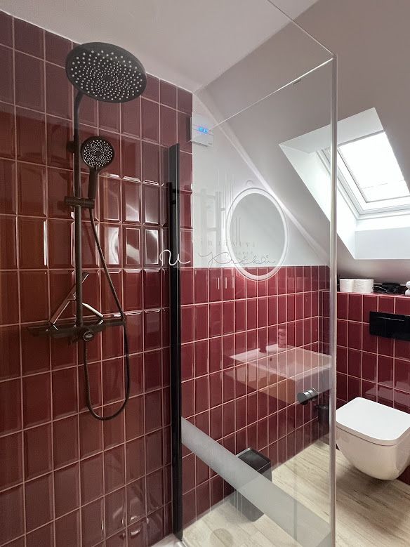 Druhá koupelna se sprchovým koutem v apartmánu U Krčků, Zaječí