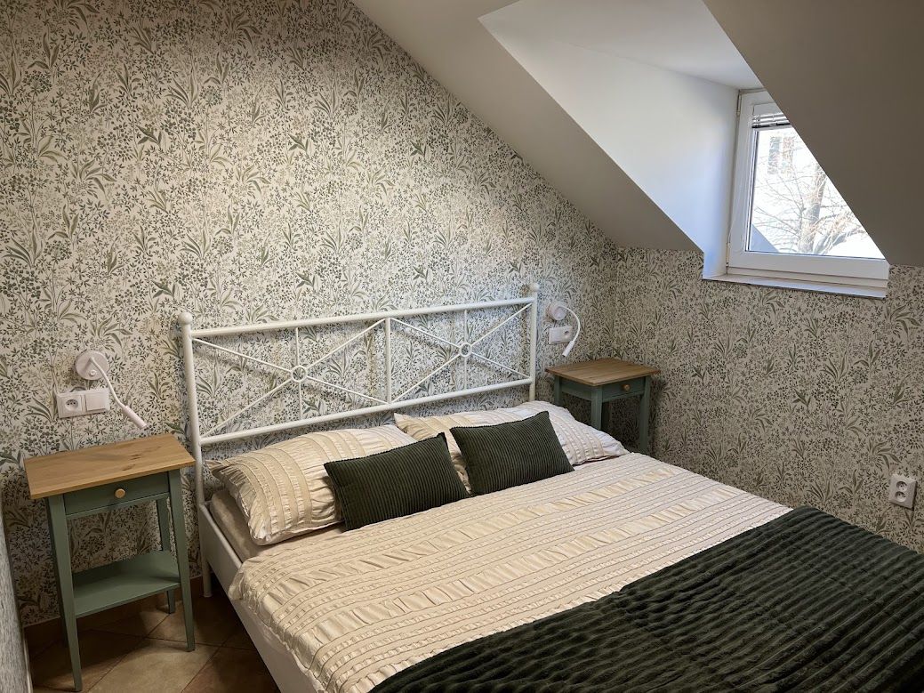 Hlavní ložnice s manželskou postelí v apartmánu U Krčků, Zaječí — ubytování pro páry
