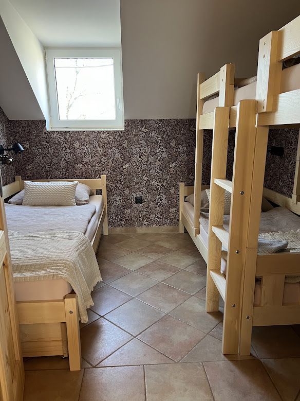 Dětská ložnice s palandou v apartmánu U Krčků — rodinné ubytování Zaječí