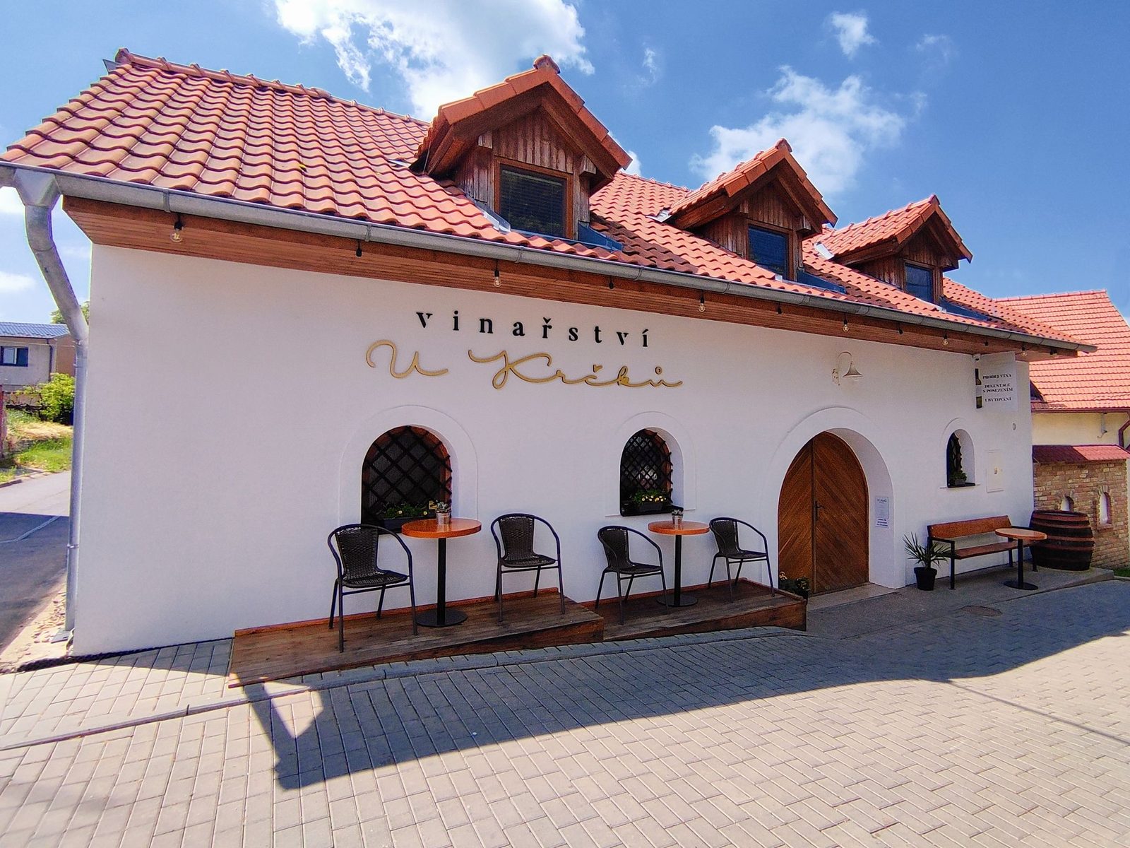 Rodinné vinařství U Krčků v Zaječí, jižní Morava — exteriér s vinným sklepem a apartmánem